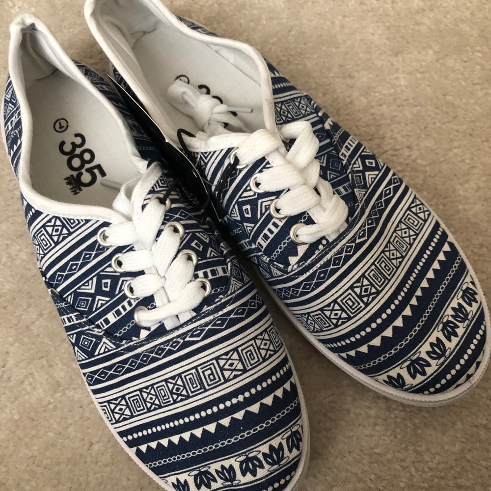 Brand new 385 Fifth sneakers
